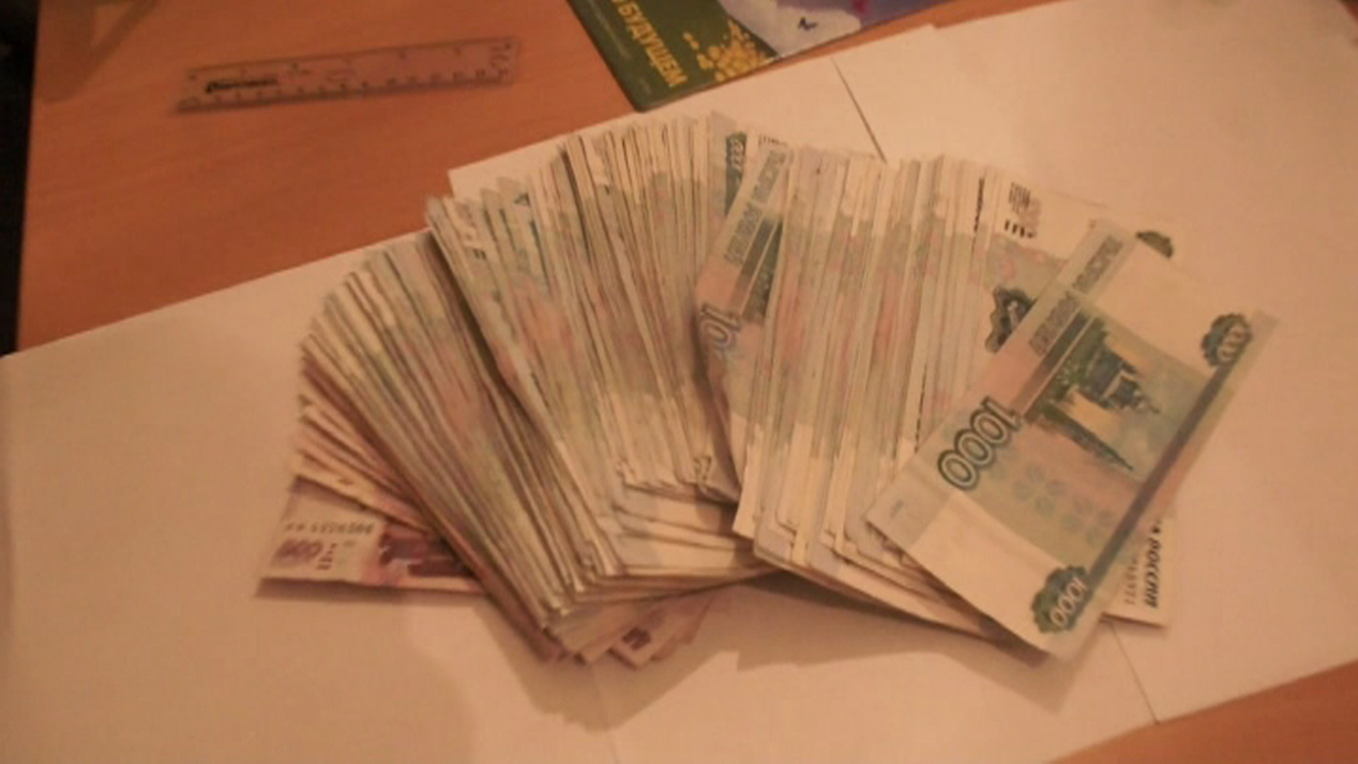 Стопка денег в руках